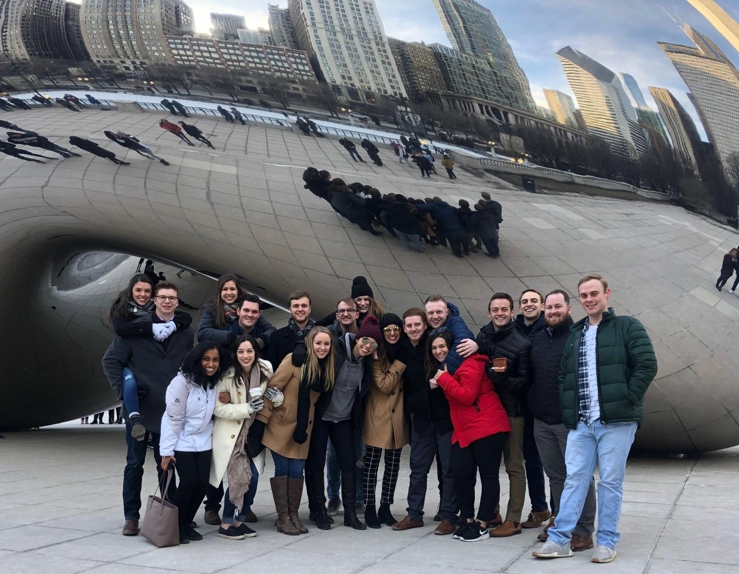 学生们在芝加哥“豆子”前摆姿势，为ACHE大会旅行